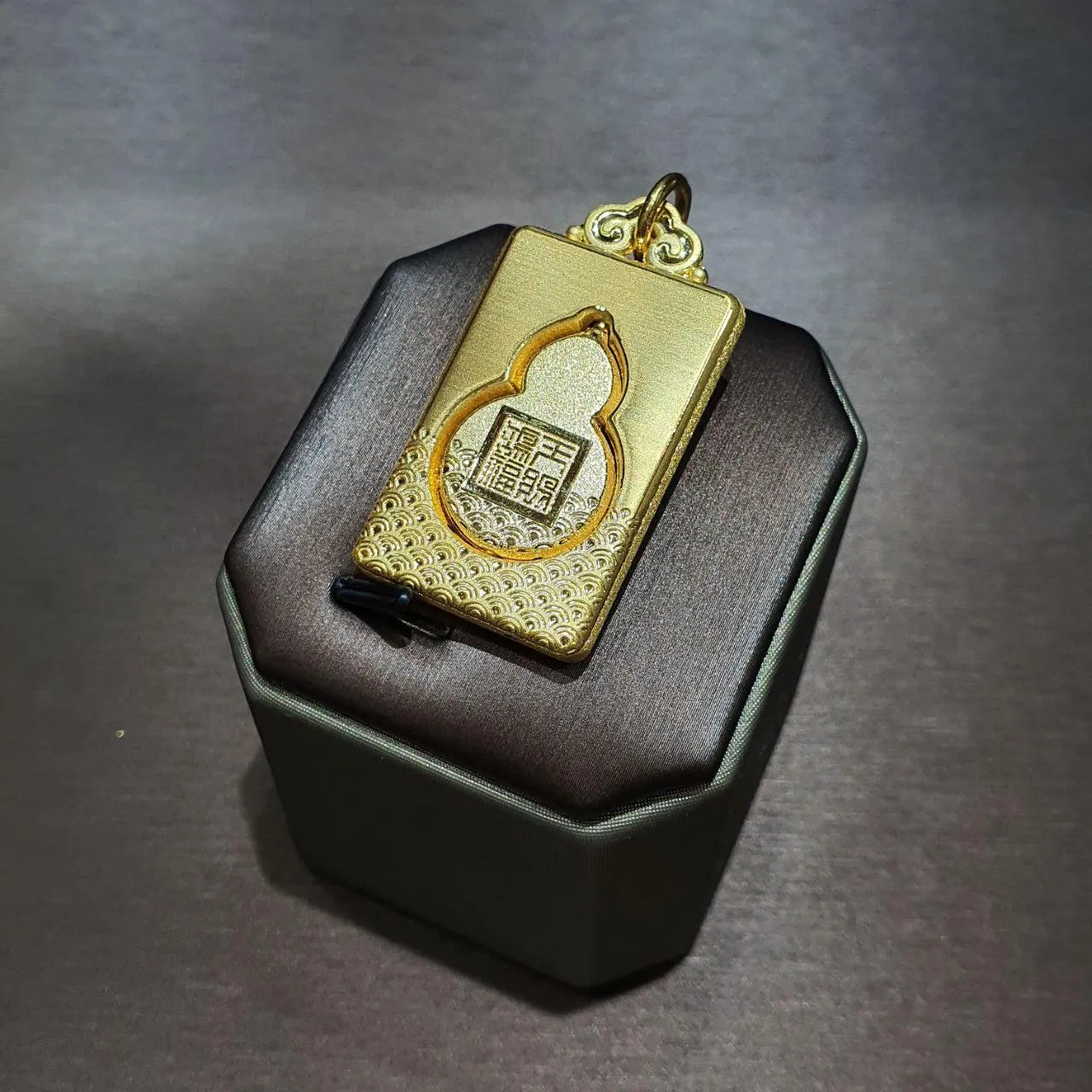24k / 999 Gold Hulu Pendant Moveable