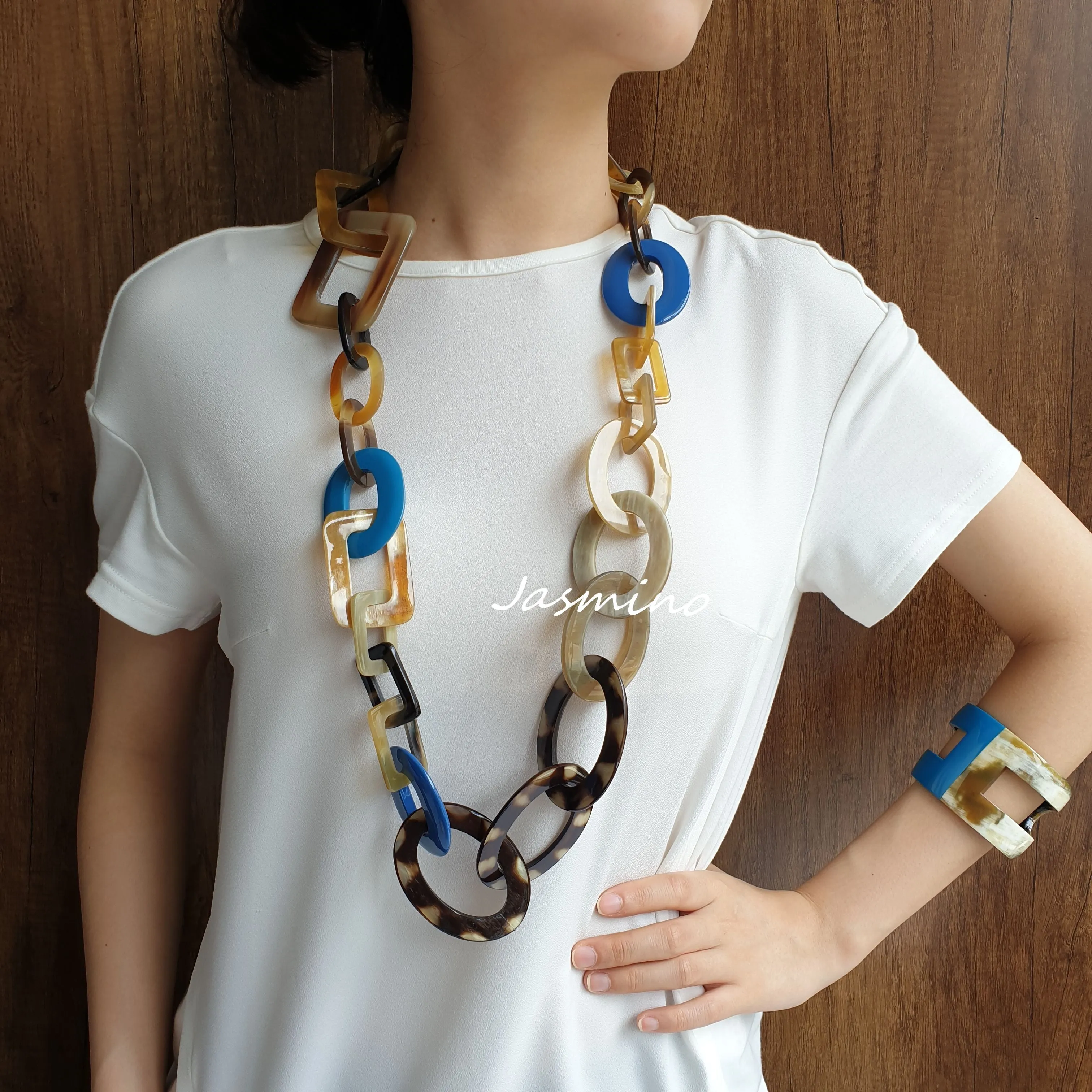 Colorful and Trendy Necklace J18137, Made by Buffalo Horn and Lacquer